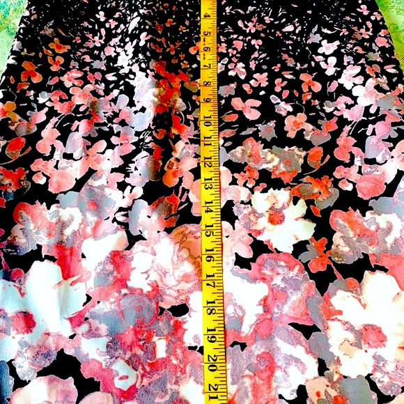 Black shirt with pink & white flowers (M) - Picture 4 of 4